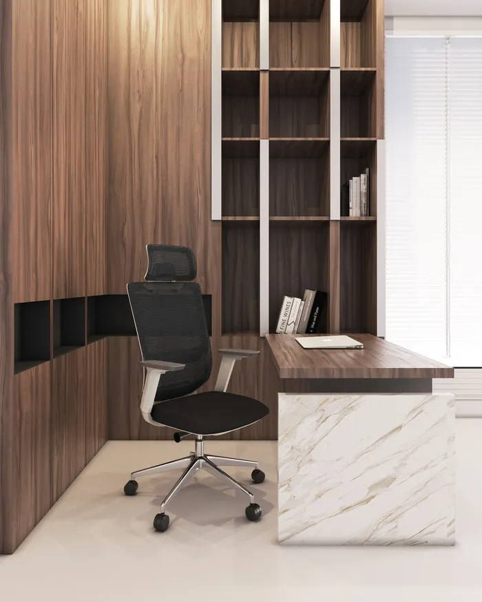 Oficina privada con escritorio de madera y mármol, librero empotrado y silla de malla