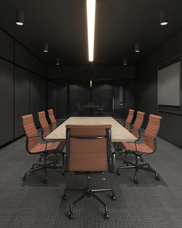 Sala de juntas oscura con mesa clara y sillas de piel color coñac