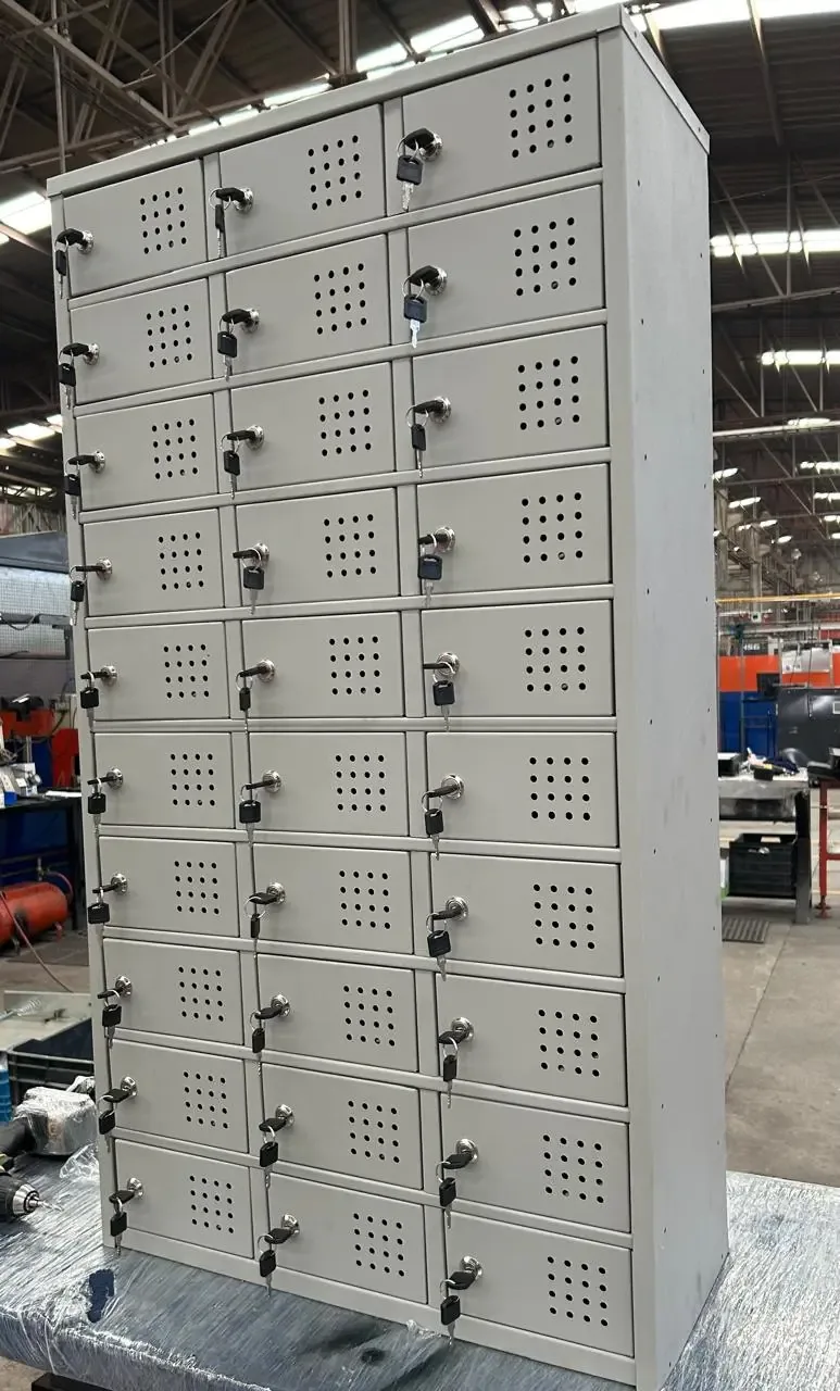 Locker metálico de treinta puertas con cerradura individual y ventilación perforada