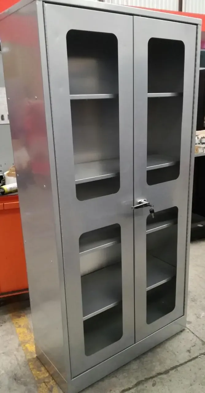 Gabinete metálico de dos puertas con ventanas de cristal, entrepaños y cerradura
