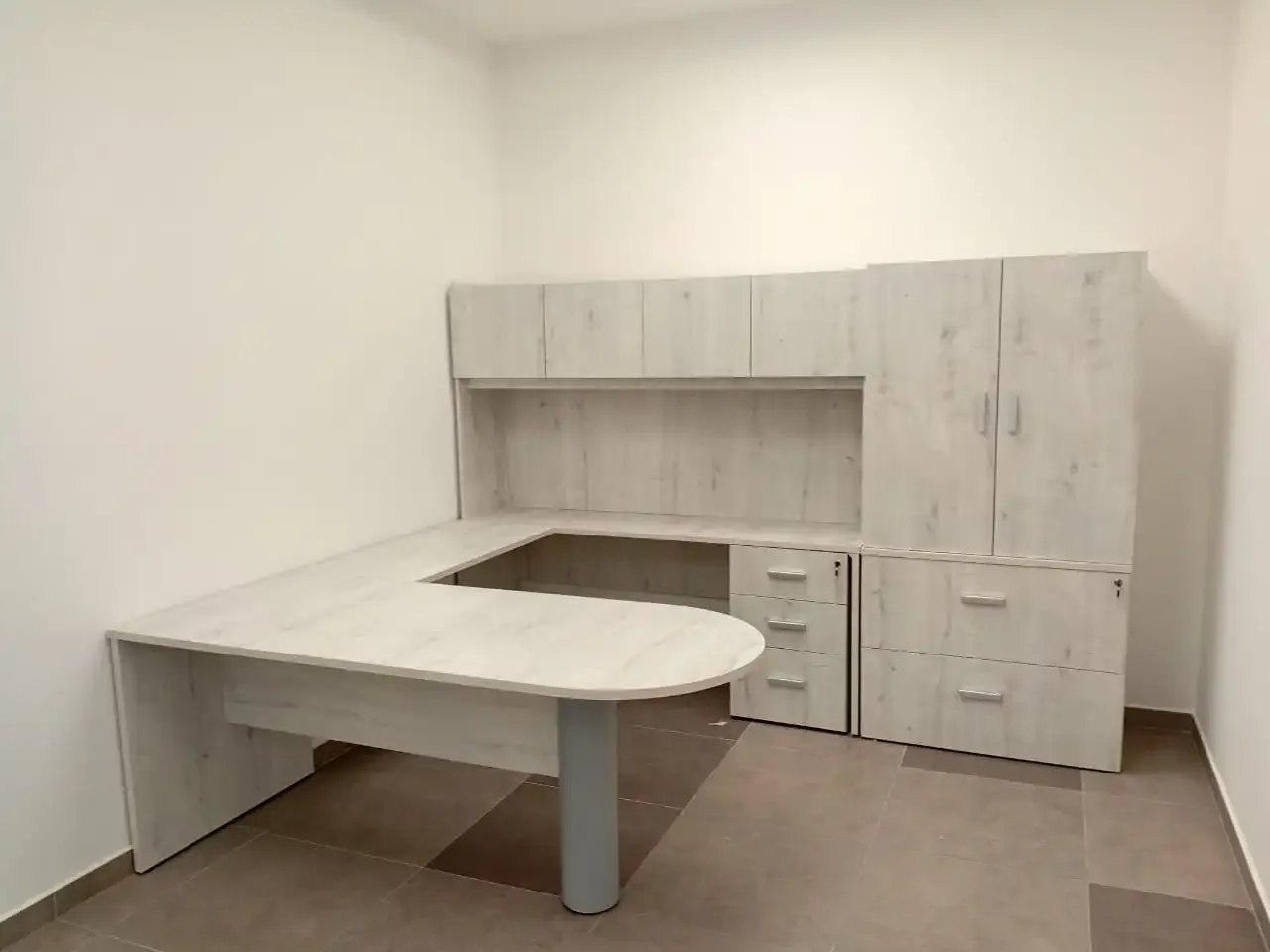 Escritorio en U con extensión curva, alacena aérea, cajonera y archivero de dos gavetas
