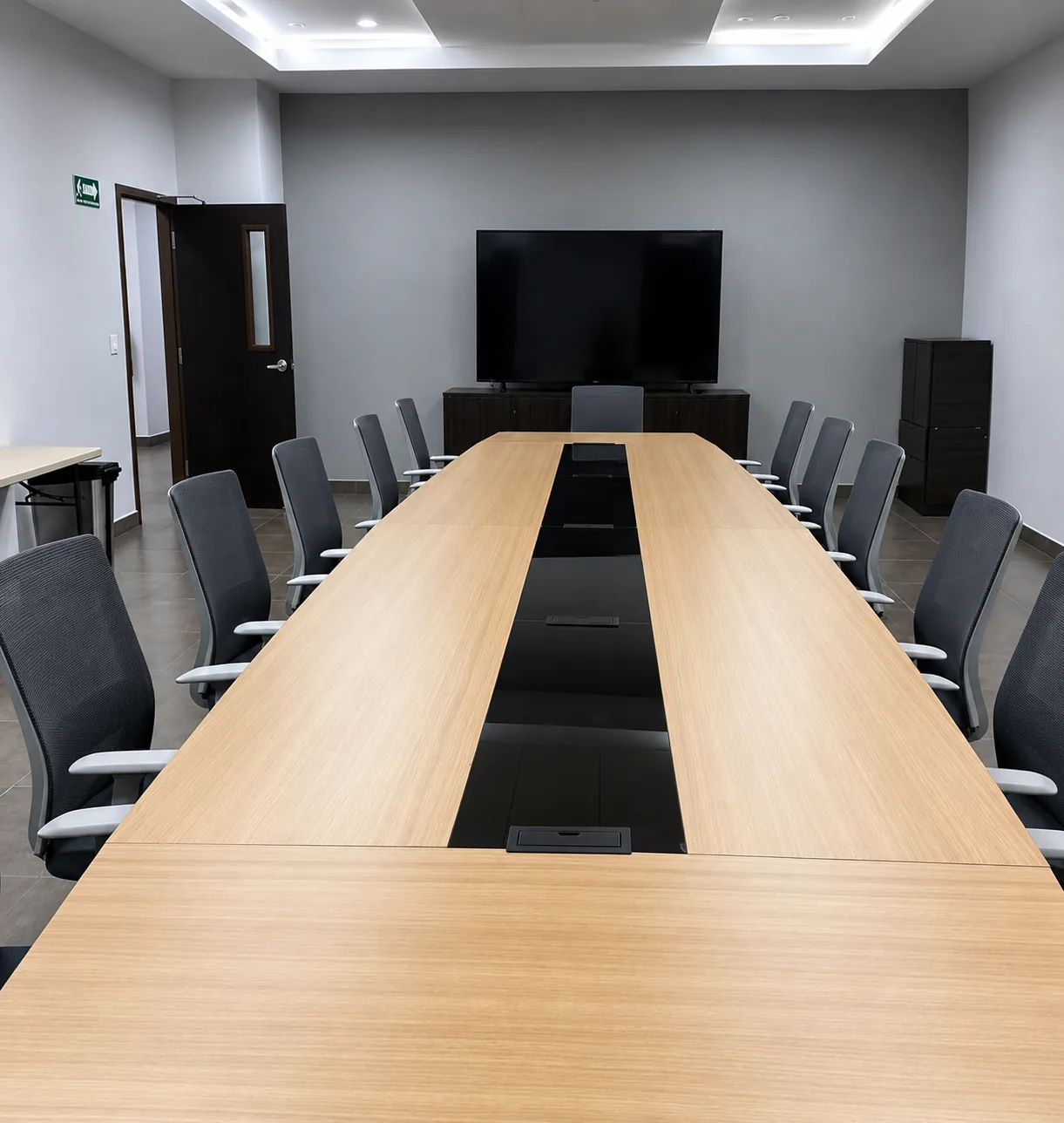 Sala de juntas con mobiliario de oficina fabricado a medida en Aguascalientes