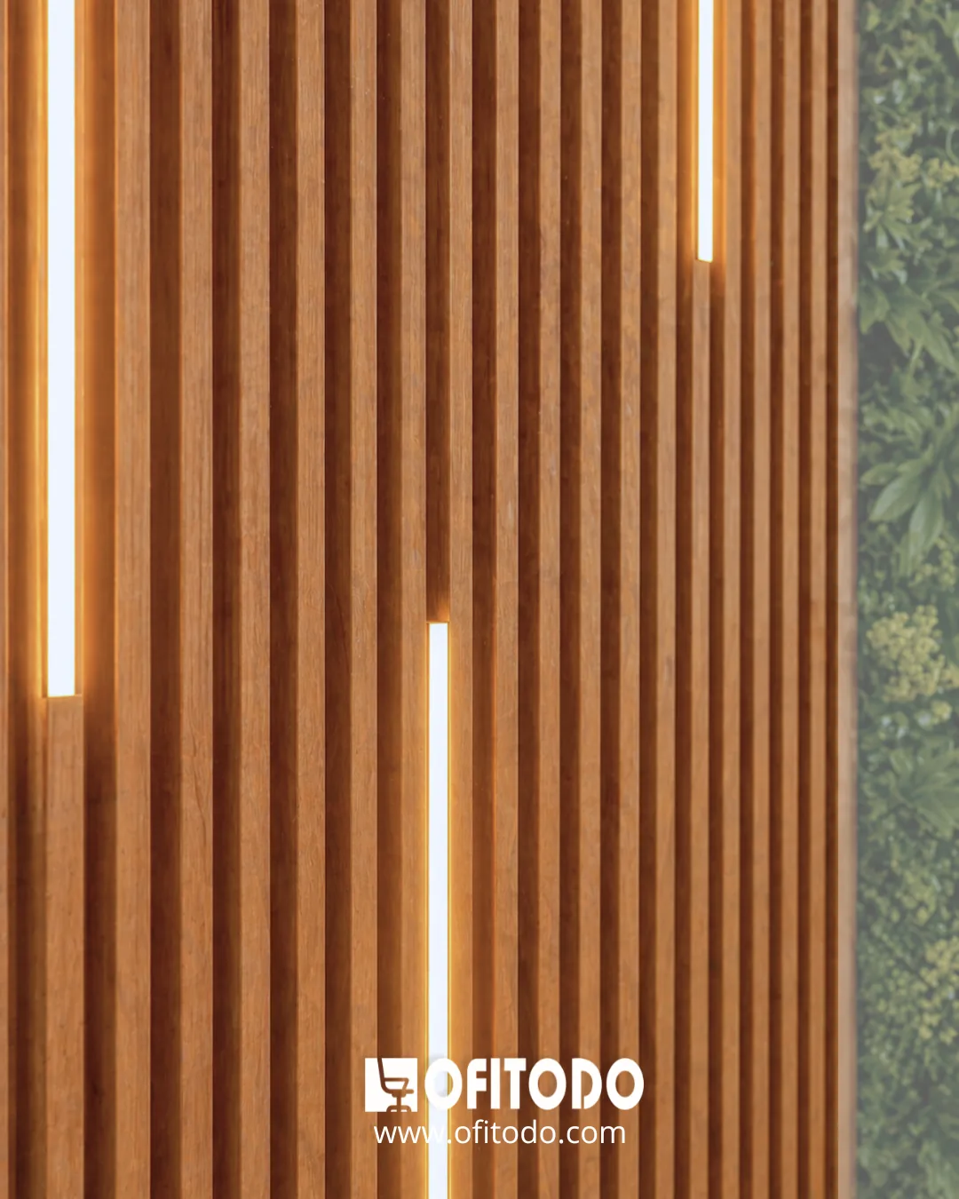 Lambrín de listones de madera con líneas de luz integradas, junto al muro verde