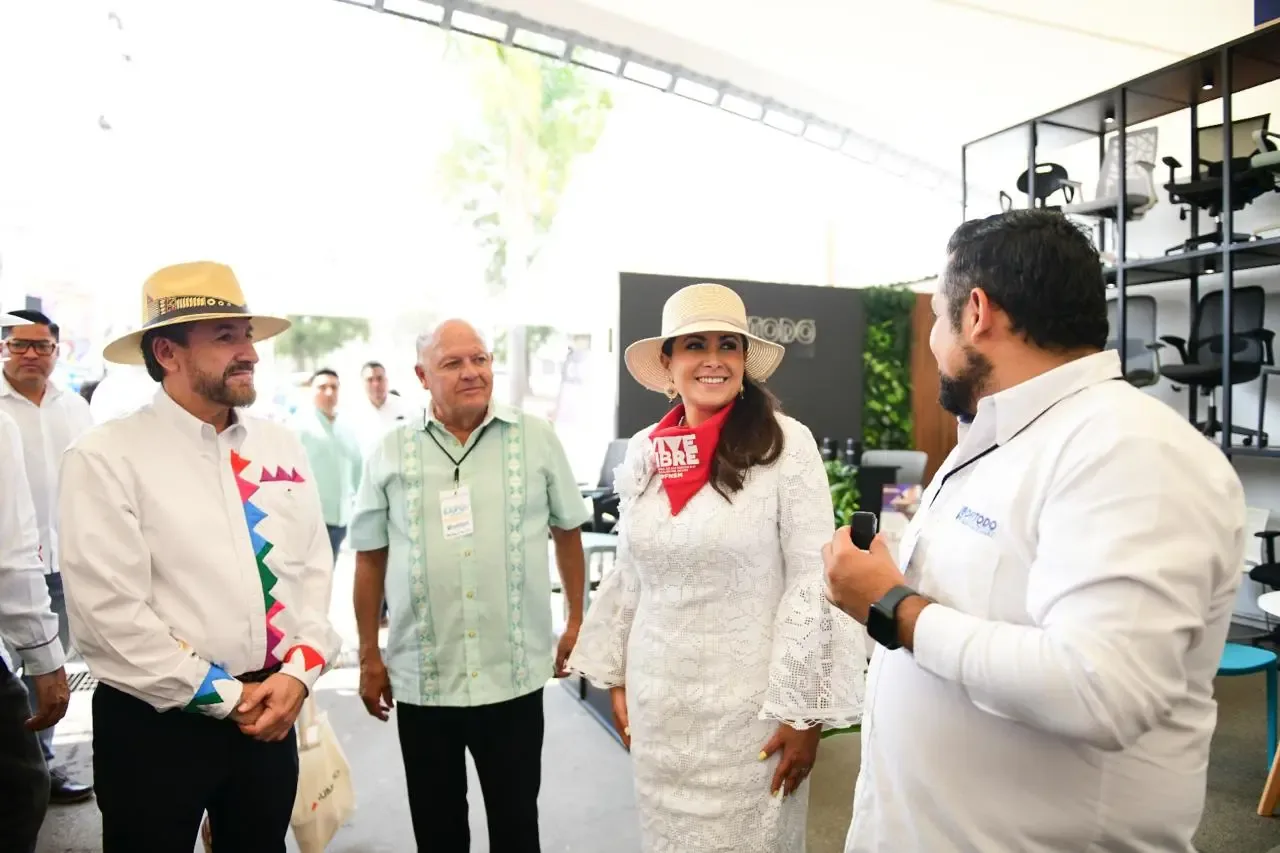 Visita al estand de Ofitodo en la Feria Nacional de San Marcos, con la exhibición de sillería al fondo