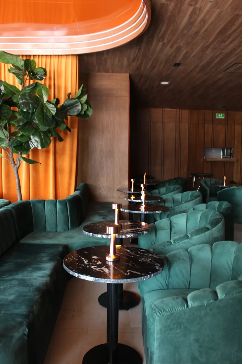 Detalle de tapicería y mesa — Bar BABA