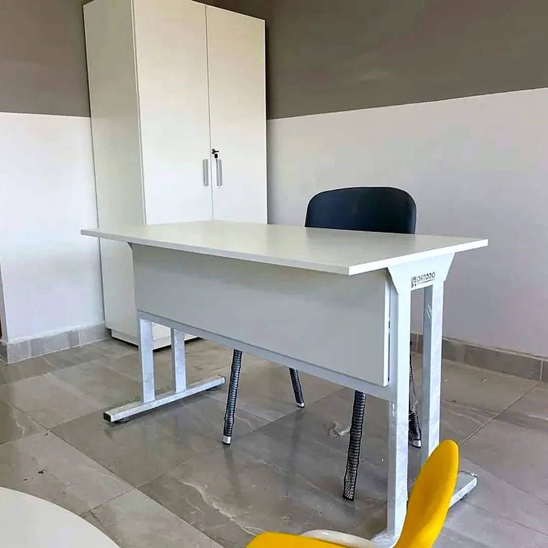 Oficina administrativa de la escuela con escritorio y gabinete