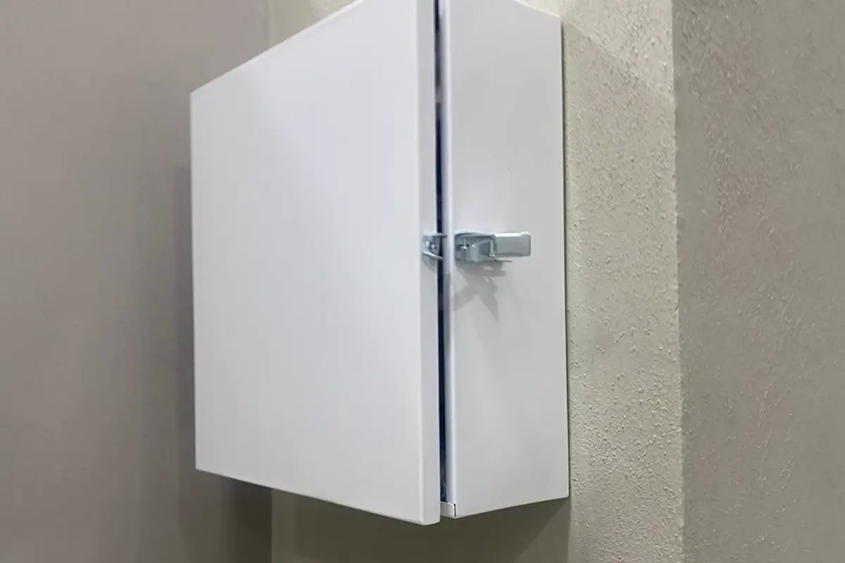 Botiquín de pared con cerradura — Farmacias del Ahorro