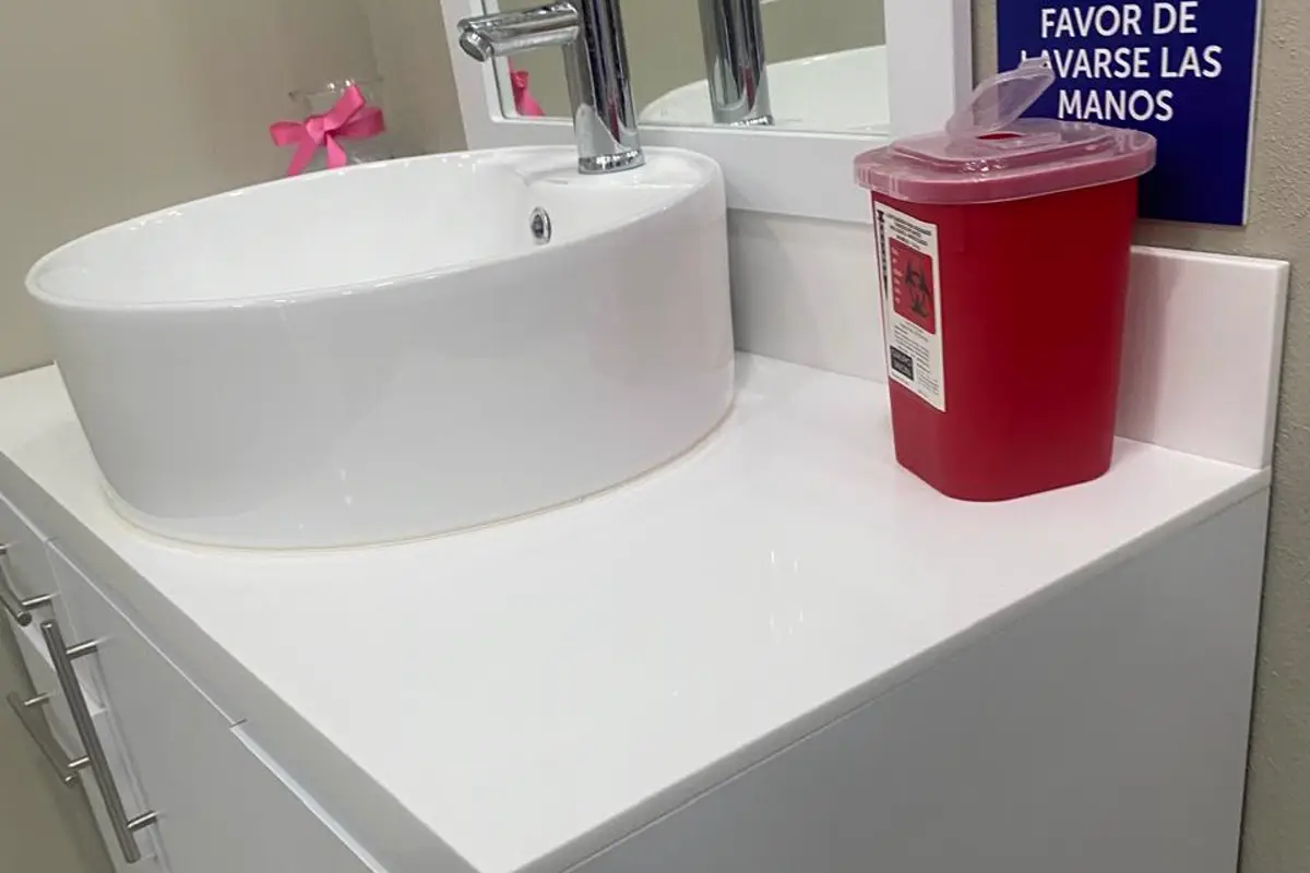 Lavamanos con mueble bajo y cubierta — Farmacias del Ahorro