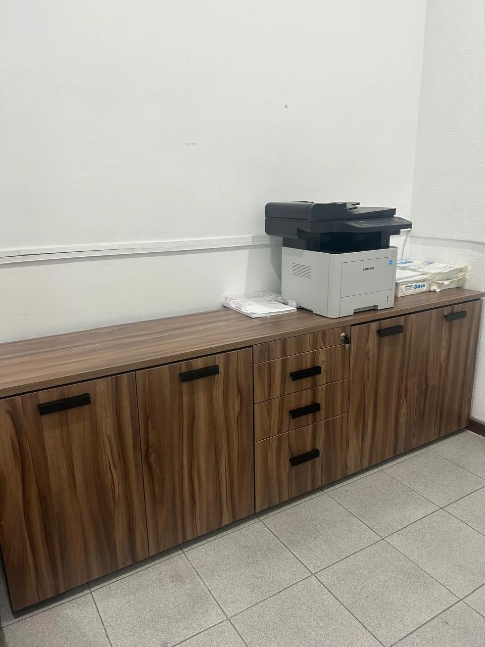 Credenza de guardado con cubierta de madera