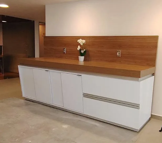 Credenza blanca con cubierta de madera