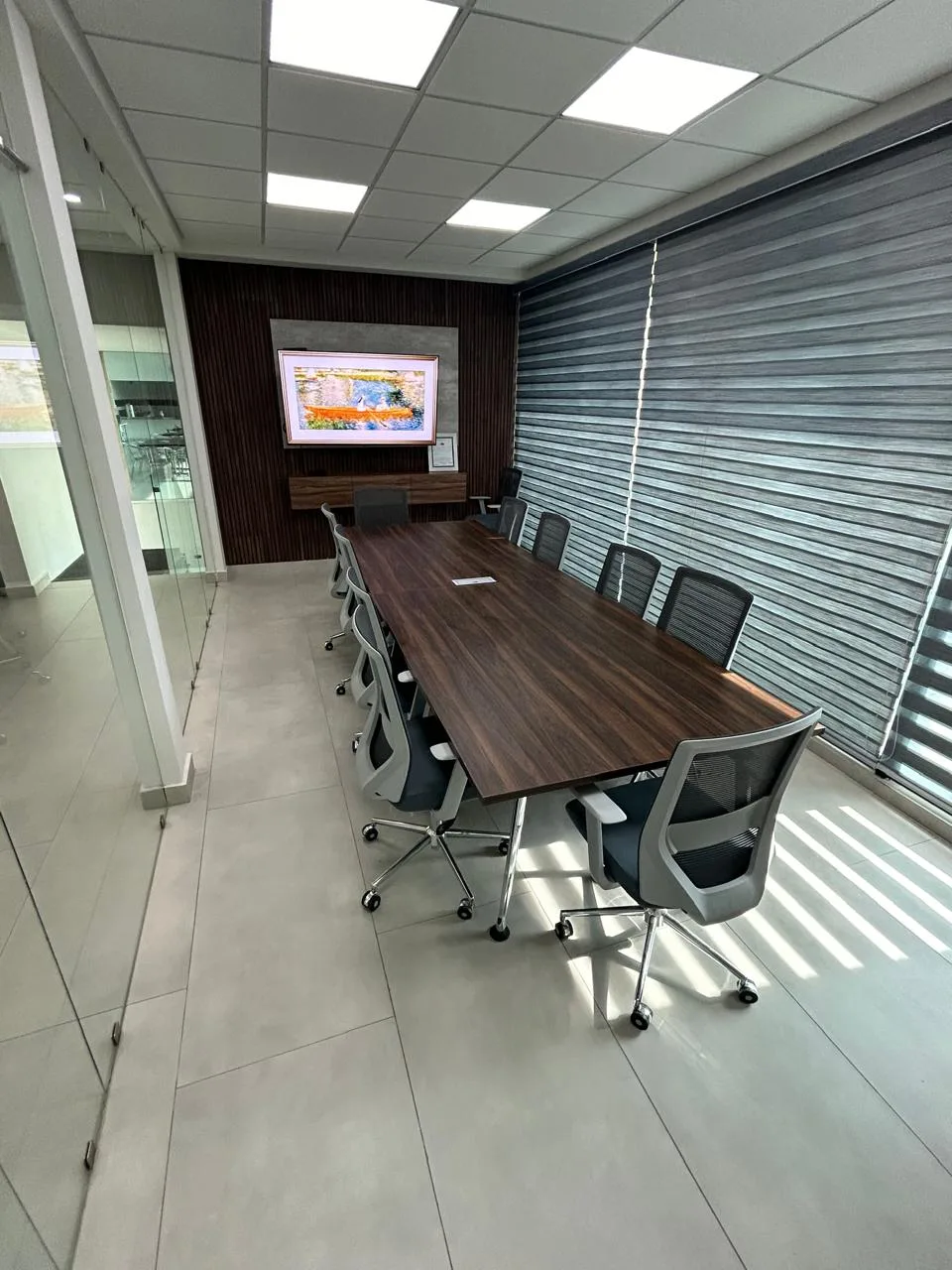 Sala de juntas con mesa larga de madera