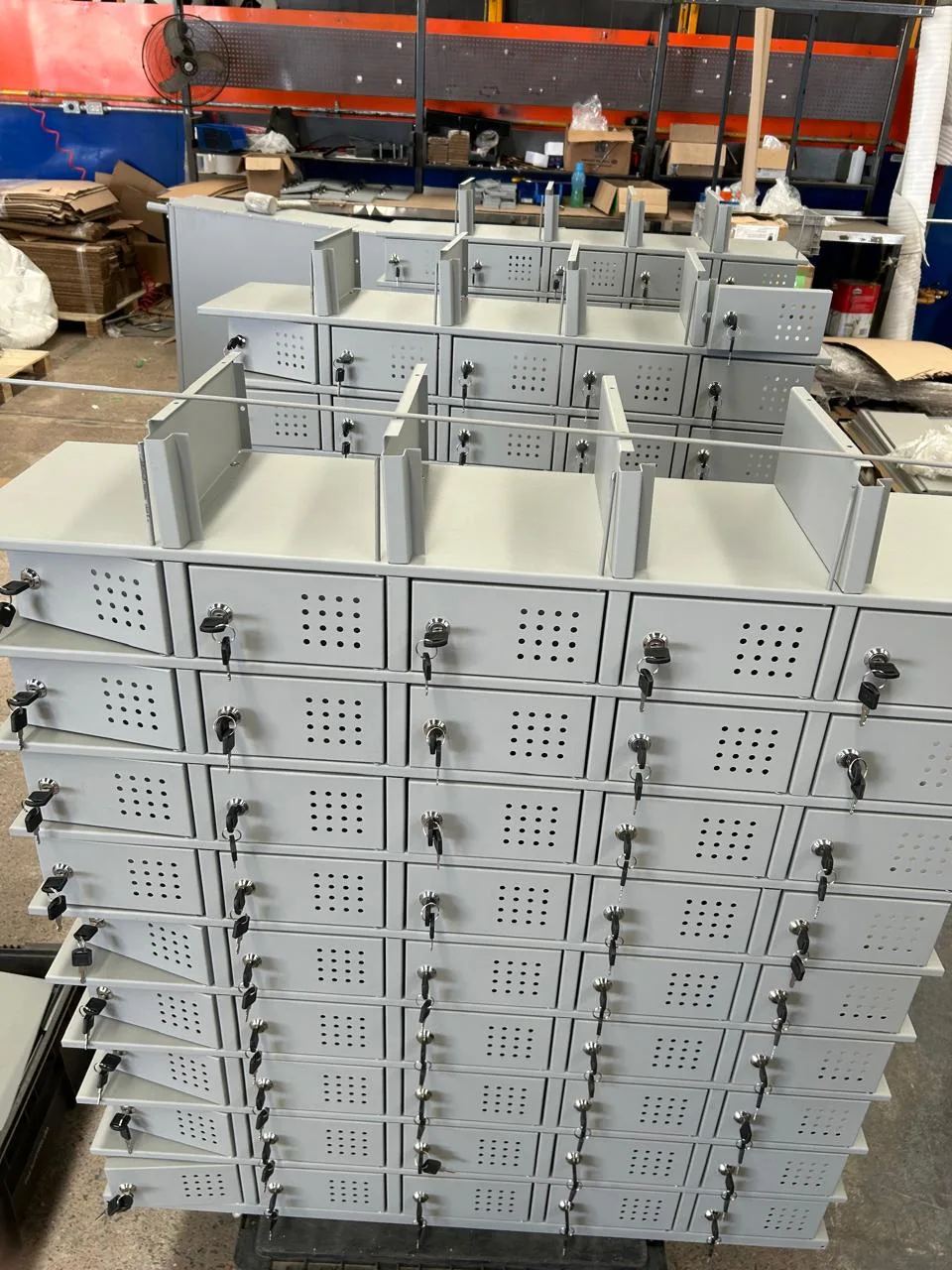Lockers multipuerta terminados, listos para entrega