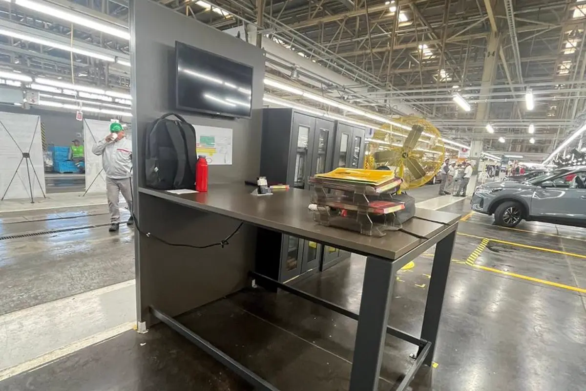 Mesa de trabajo para línea de montaje — Nissan