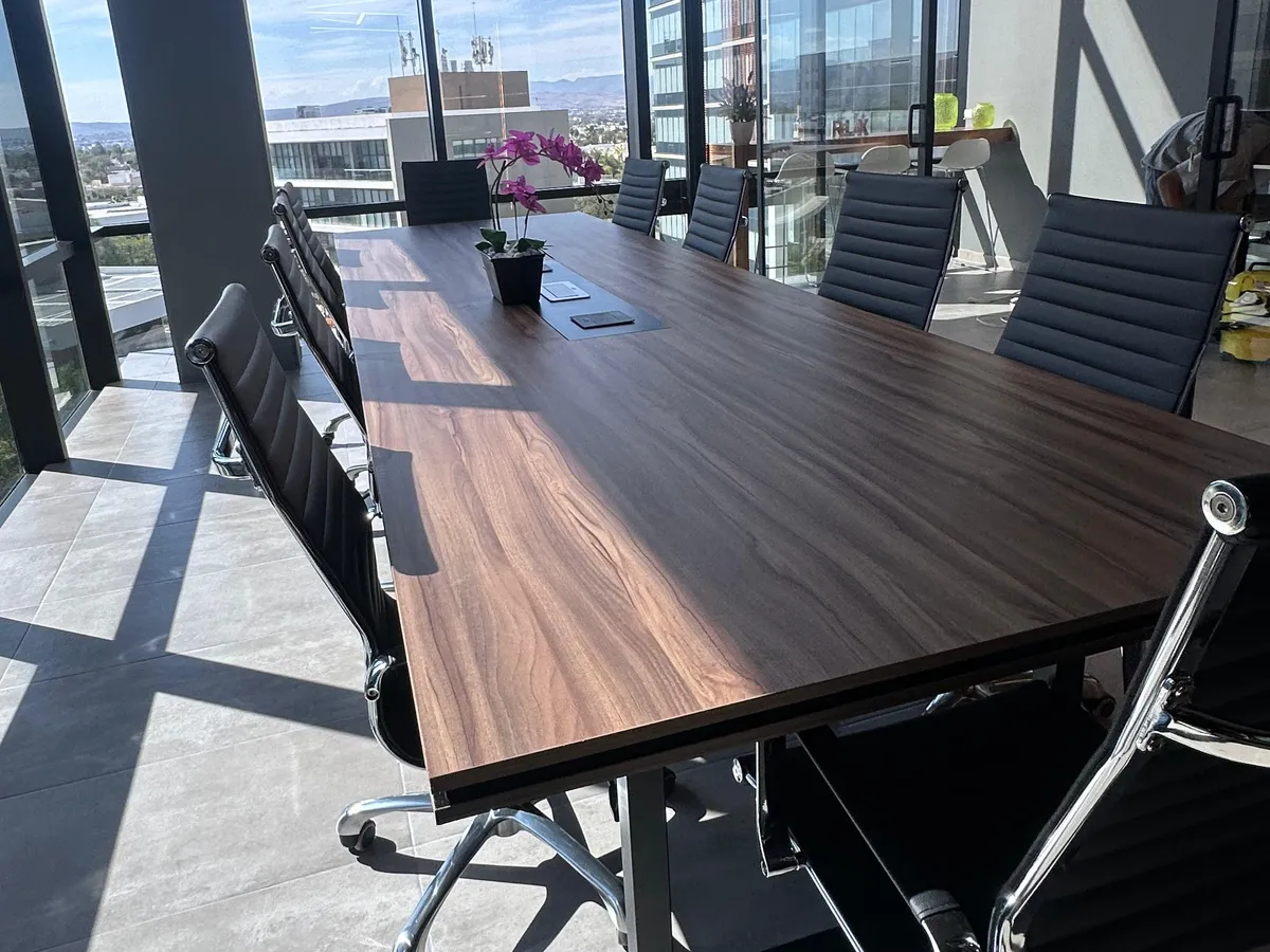 Mesa de juntas junto al ventanal — SILBEC