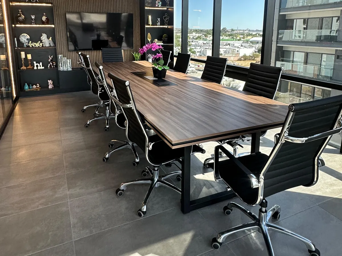 Sala de juntas con mesa en melamina y base metálica — SILBEC