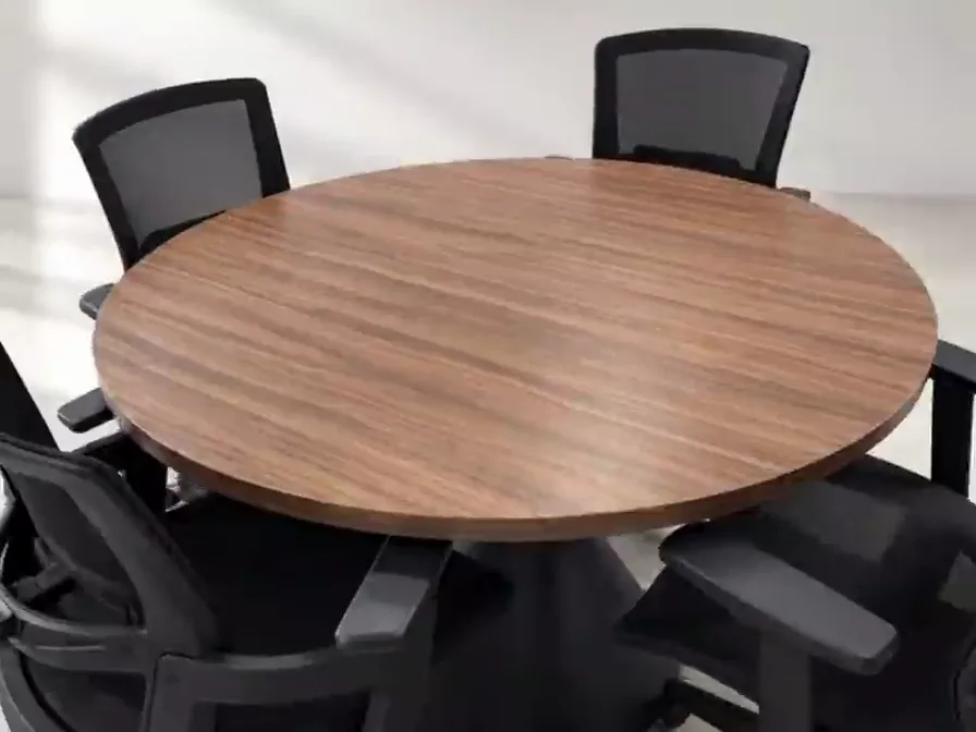 Mesa de juntas redonda con cubierta de madera y sillas de malla